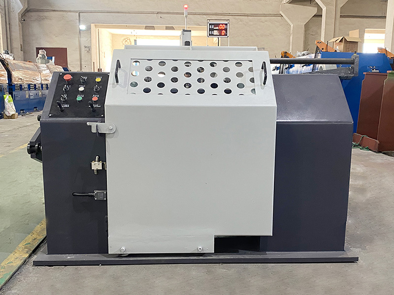 Hvordan takler spoloppsamlingsmaskinen variasjoner i materialtykkelse eller tetthet, og har den fleksibiliteten til å justere viklingsspenningen deretter?